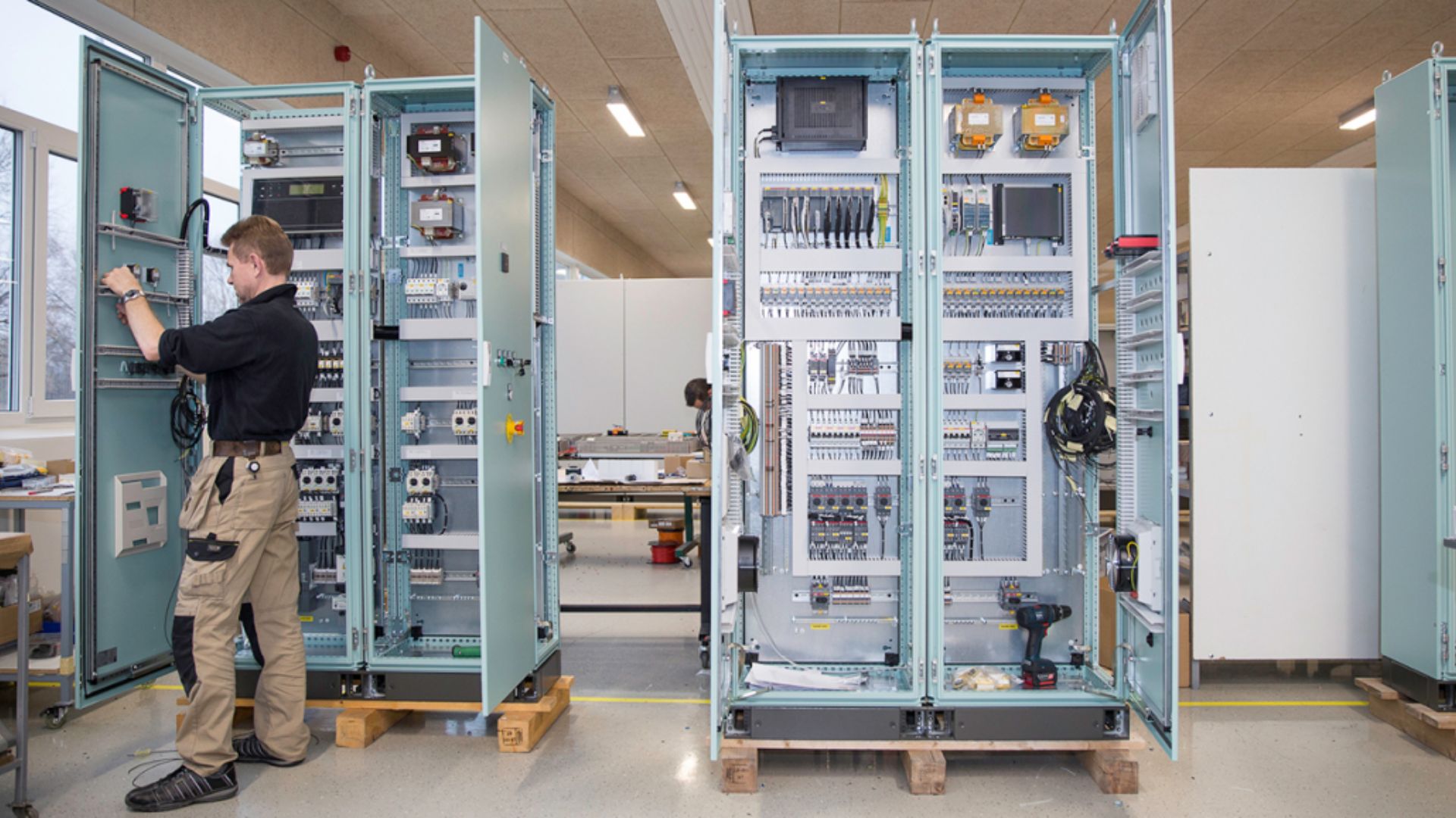 What Are the Key Features to Look for in Electrical Panel Manufacturers 