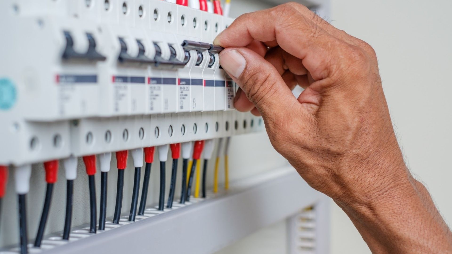 What are the Key Features to Look for in Electrical Panel Manufacturers