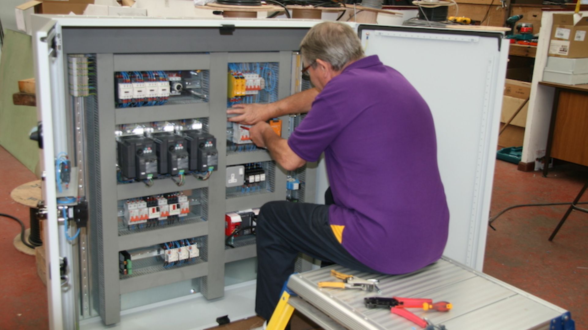 What are the Key Features to Look for in Electrical Panel Manufacturers